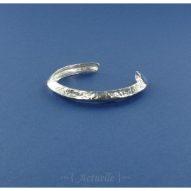 Hammered and thick triangular bangle