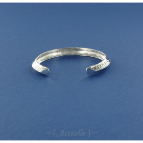 Hammered and thick triangular bangle