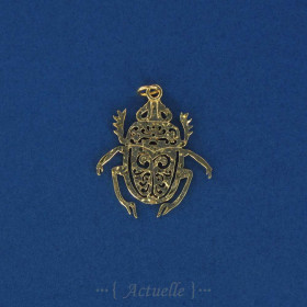 Pendentif scarabée martelée PO