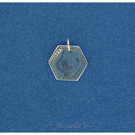 Médaille hexagone ints gravés 17mm
