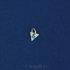 5pcs Petit triangle martelé serti turquoise