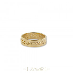 Ring with twisted line