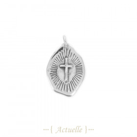 Pendentif ovale croix gravée