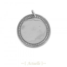 Ethnic engraving round pendant 