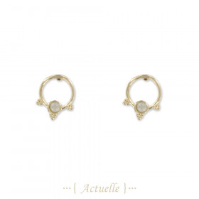 Arete círculo con pierdra blanca translúcida y puntos