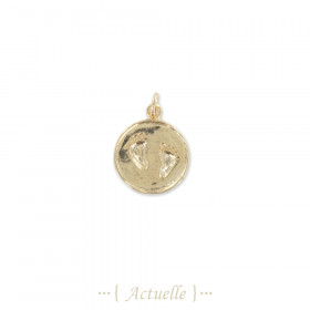 Pendant engraved feet on plate