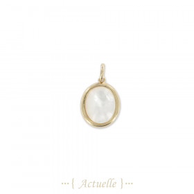 Oval pendant with mother-of-pearl