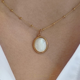 Oval pendant with mother-of-pearl