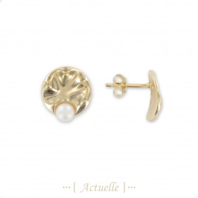 Round hammered freshwater pearl pendant ear studs