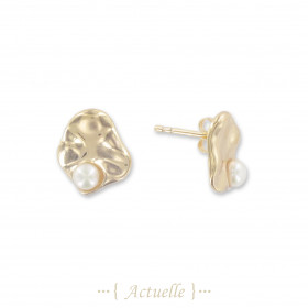 Oval hammered freshwater pearl ear studs