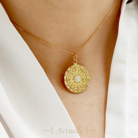 Pendant flower of dots and white stone