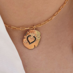 Colgante corazón CZ negro flecha corona grabada