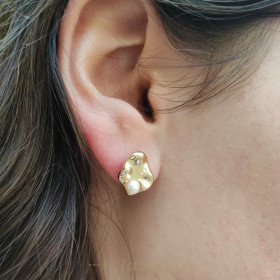 Oval hammered freshwater pearl ear studs