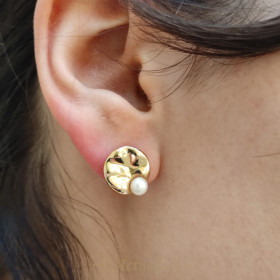 Round hammered freshwater pearl pendant ear studs