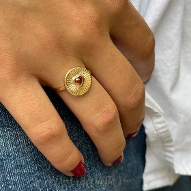 Anillo corazón rojo engastado sobre placa