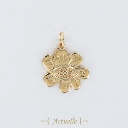 Eyed flower pendant