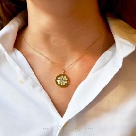 Mother-of-pearl clover pendant