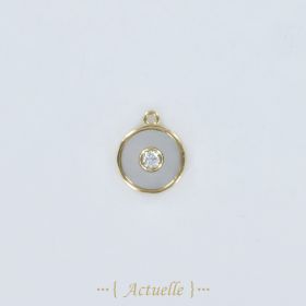 Round pendant with pearly background
