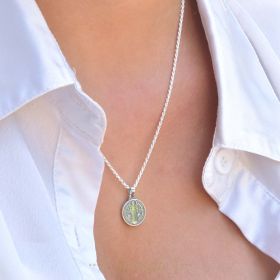Pendentif saint benoit symbole