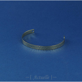 Hammered thread fastener & round holes bangle GP