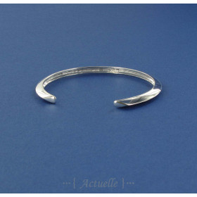 Smooth and thin triangular bangle