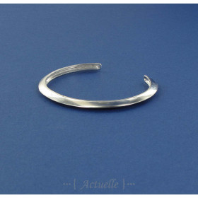Smooth and thin triangular bangle