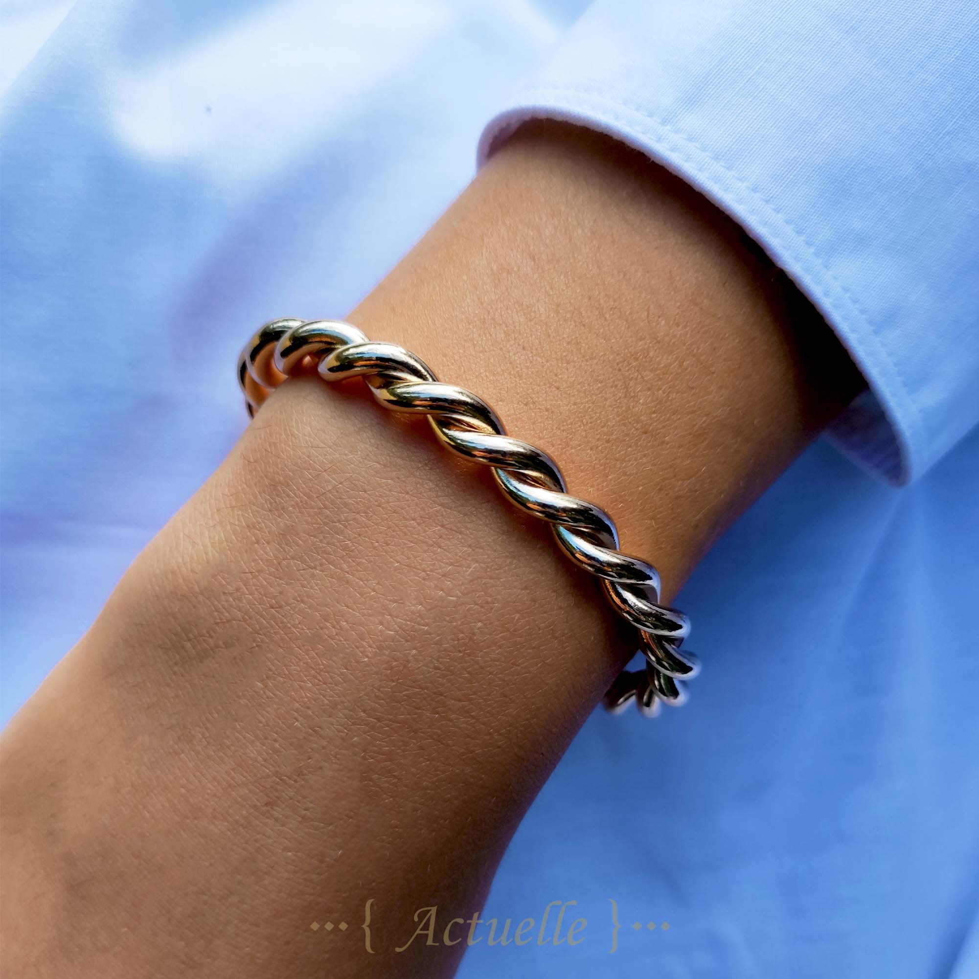 Portfolio créations Actuelle Bijoux portées, composants de bijoux mis en scène.