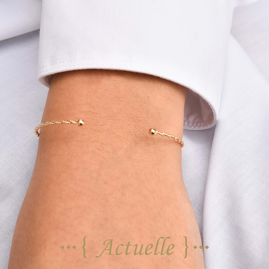 Portfolio créations Actuelle Bijoux portées, composants de bijoux mis en scène.