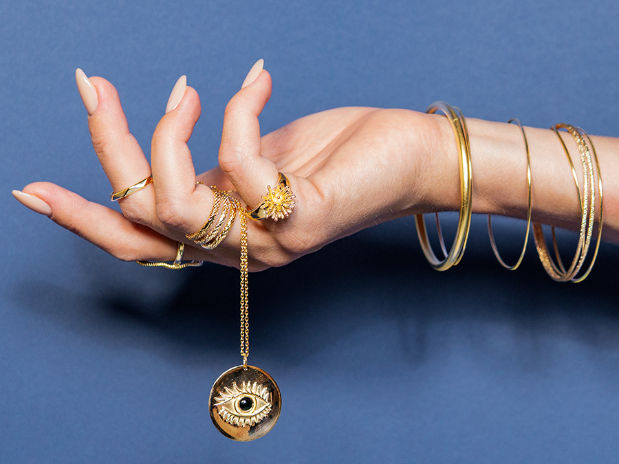 Portfolio créations Actuelle Bijoux portées, composants de bijoux mis en scène dans un décor en papier.