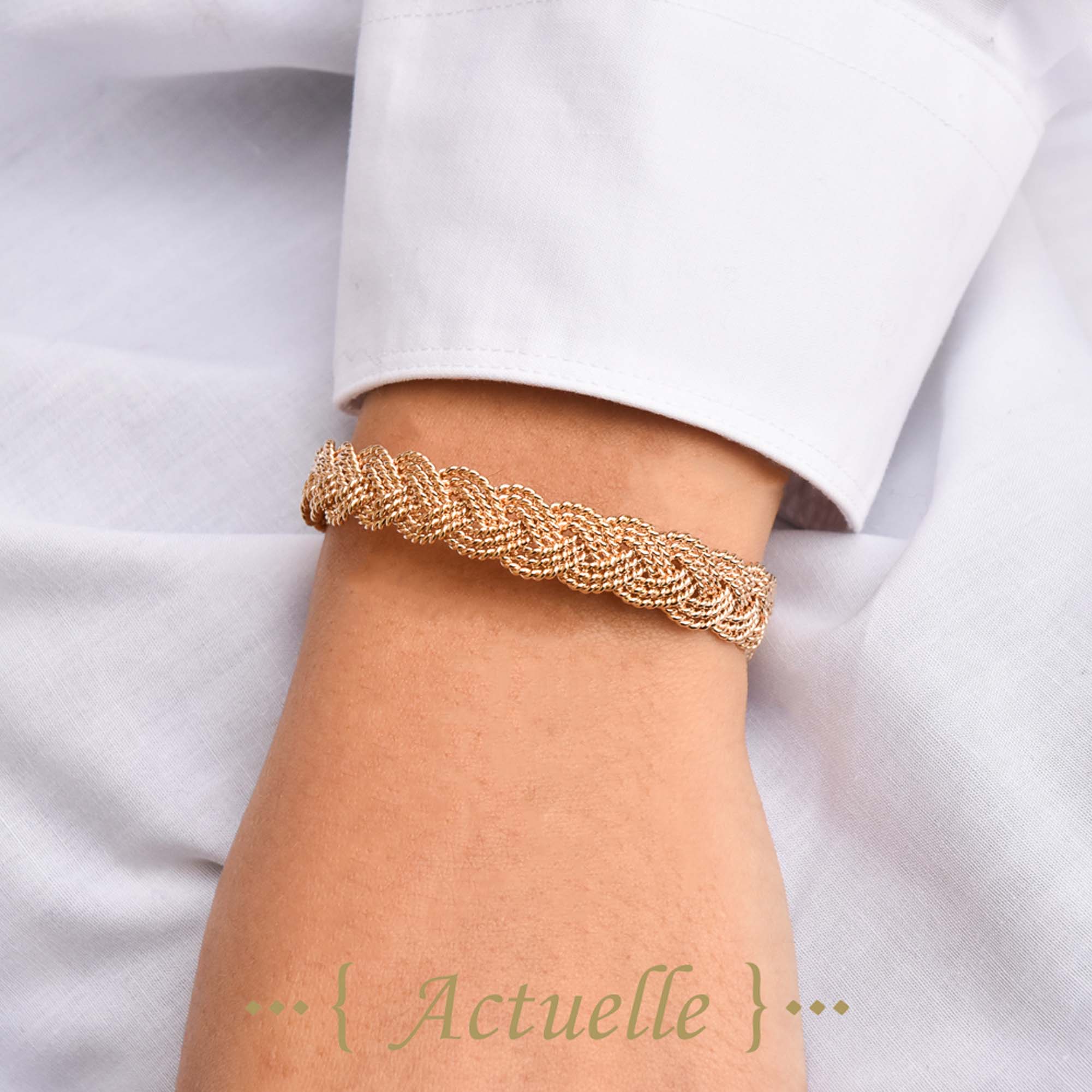 Portfolio créations Actuelle Bijoux portées, composants de bijoux mis en scène.