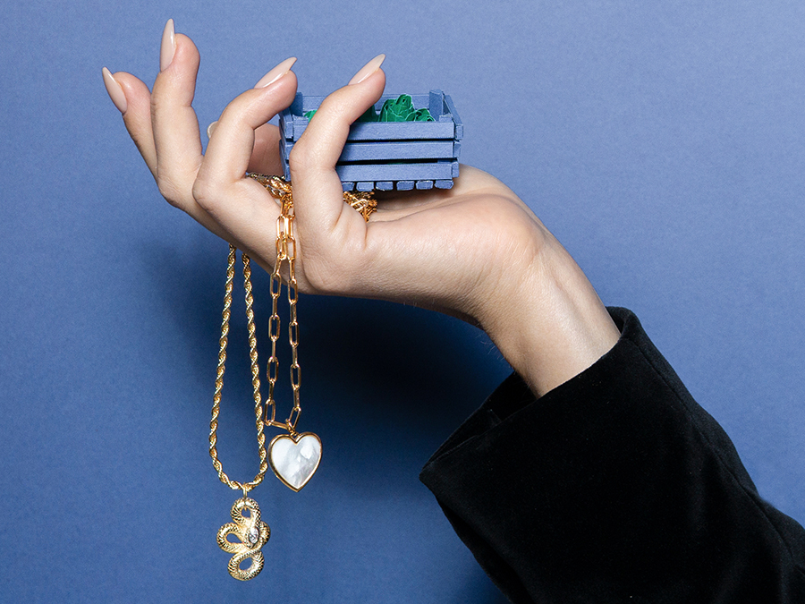 Portfloio créations Actuelle Bijoux portées, composants de bijoux mis en scène dans un décor en papier.