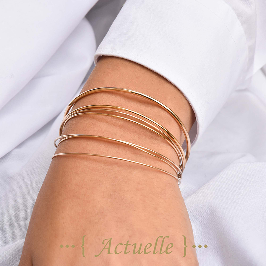 Portfolio créations Actuelle Bijoux portées, composants de bijoux mis en scène.