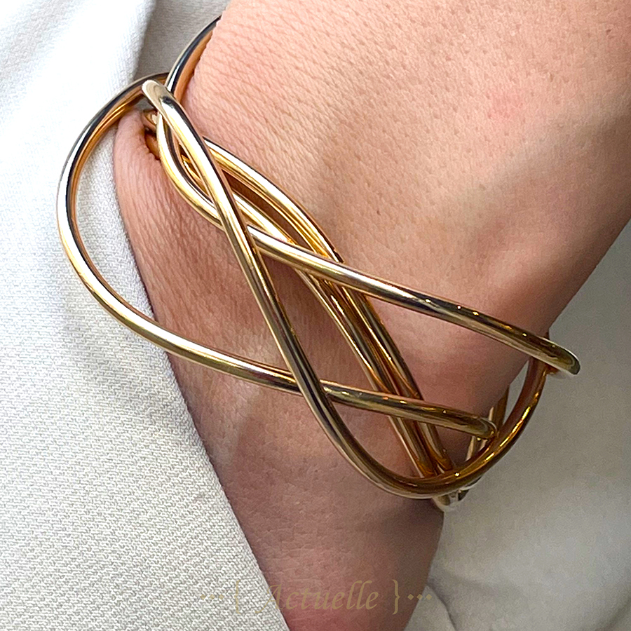 Portfolio créations Actuelle Bijoux portées, composants de bijoux mis en scène.