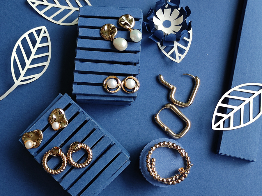 Portfolio créations Actuelle Bijoux, composants de bijoux mis en scène dans un décor en papier, un univers origami.