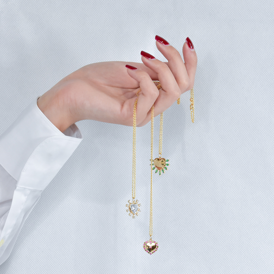 Portfolio créations Actuelle Bijoux portées, composants de bijoux mis en scène.