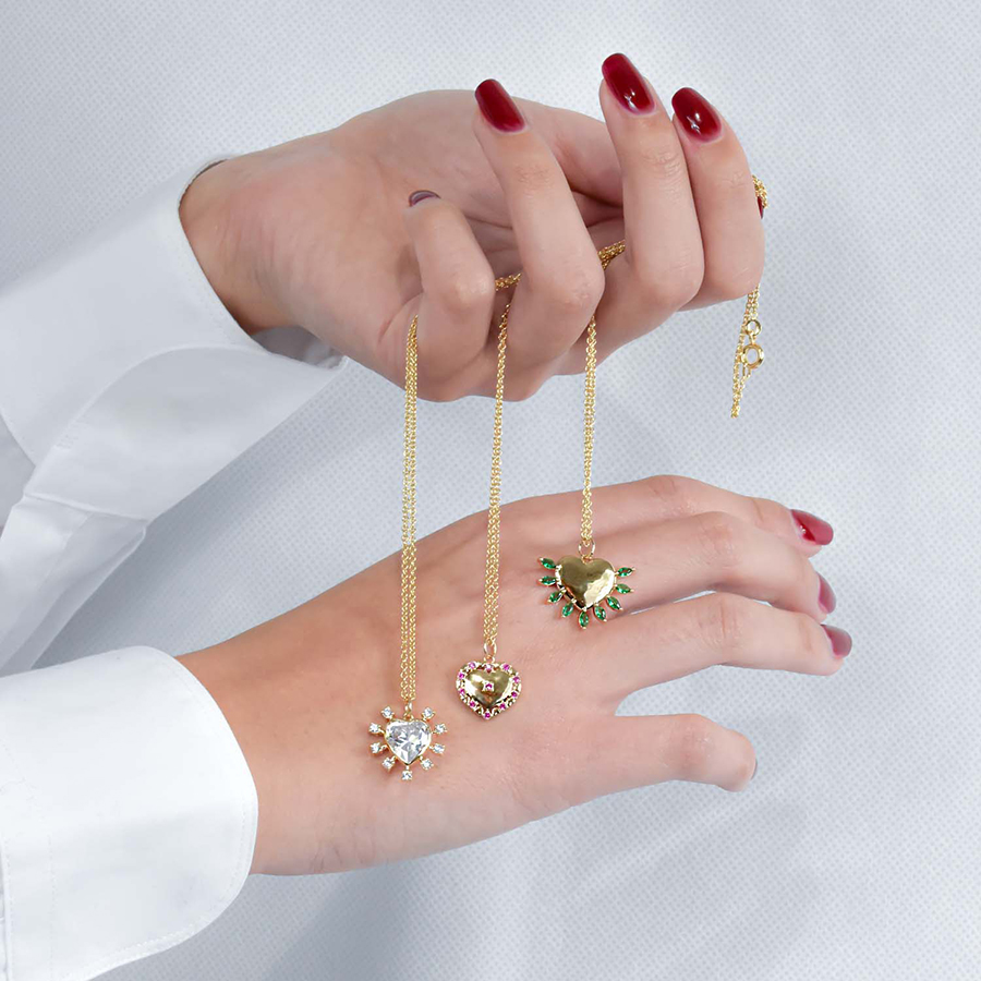 Portfolio créations Actuelle Bijoux portées, composants de bijoux mis en scène.