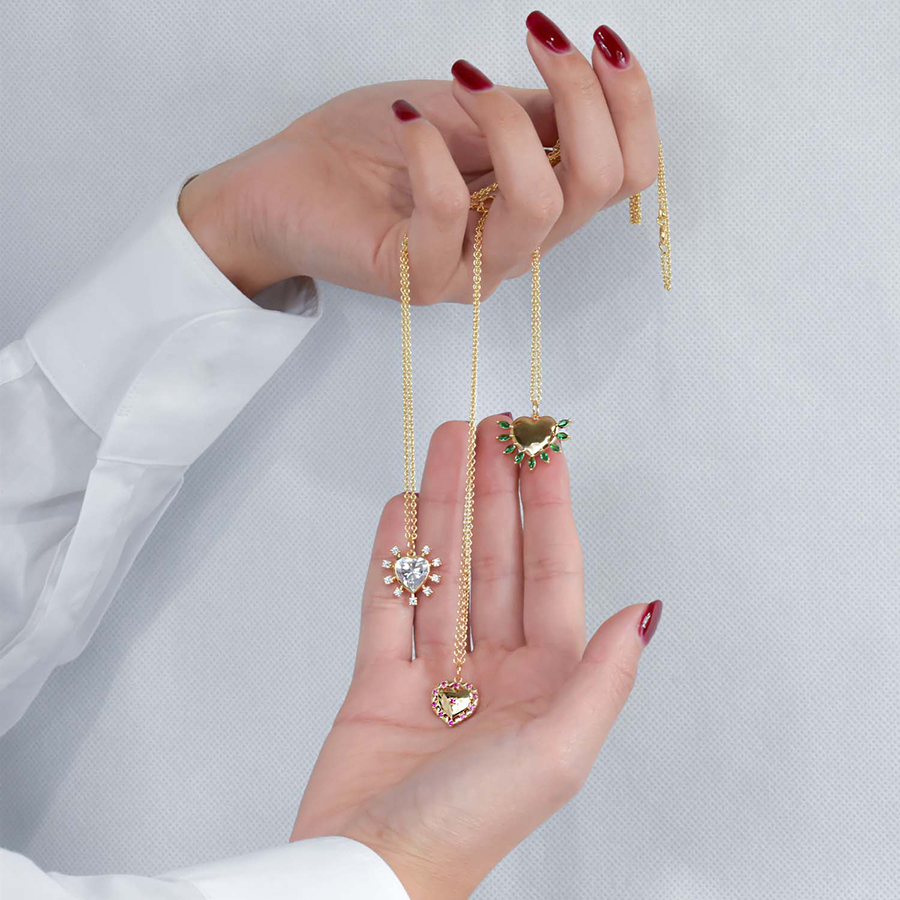 Portfolio créations Actuelle Bijoux portées, composants de bijoux mis en scène.