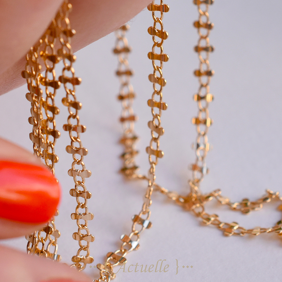 Portfolio créations Actuelle Bijoux portées, composants de bijoux mis en scène.