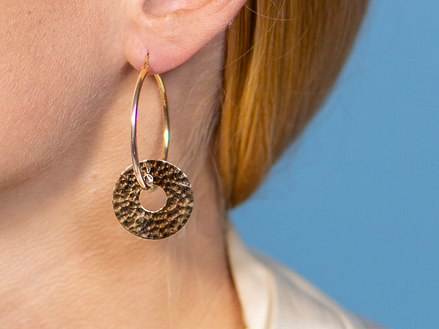 Portfolio créations Actuelle Bijoux portées, composants de bijoux mis en scène dans un décor en papier.