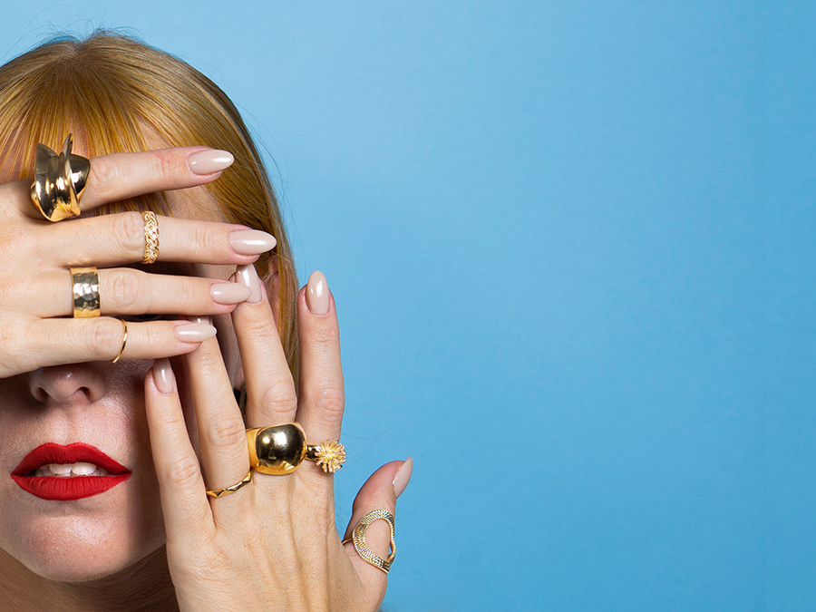 Portfolio créations Actuelle Bijoux portées, composants de bijoux mis en scène dans un décor en papier.