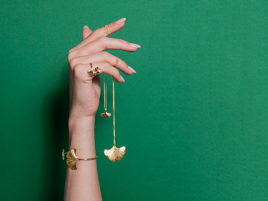 Portfolio créations Actuelle Bijoux portées, composants de bijoux mis en scène dans un décor en papier.