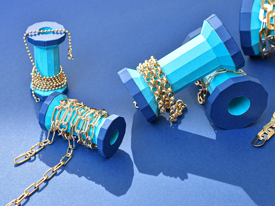 Portfolio créations Actuelle Bijoux, composants de bijoux mis en scène dans un décor en papier, un univers origami.