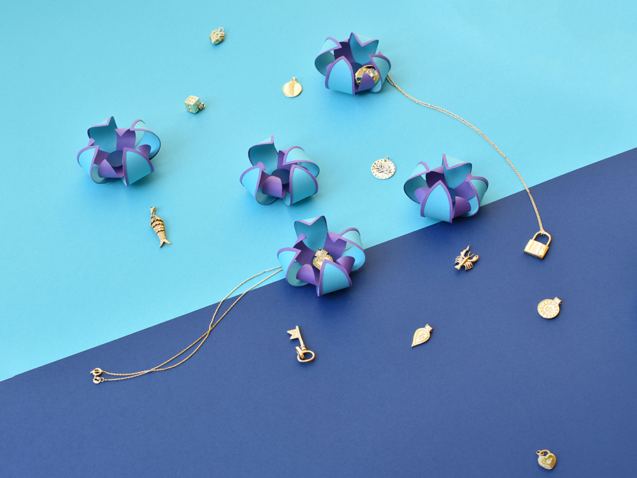 Portfolio créations Actuelle Bijoux, composants de bijoux mis en scène dans un décor en papier, un univers origami.