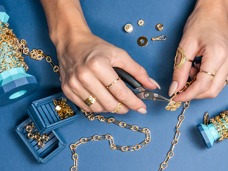 Portfolio créations Actuelle Bijoux portées, composants de bijoux mis en scène dans un décor en papier.