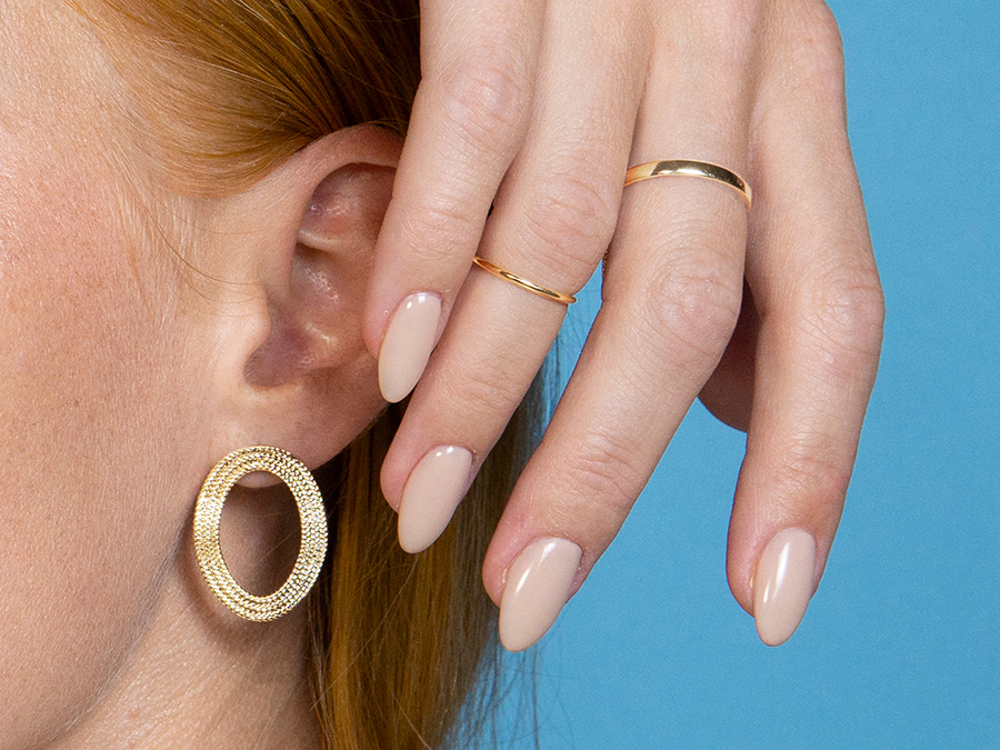 Portfolio créations Actuelle Bijoux portées, composants de bijoux mis en scène dans un décor en papier.