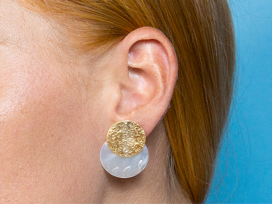 Portfolio créations Actuelle Bijoux portées, composants de bijoux mis en scène dans un décor en papier.