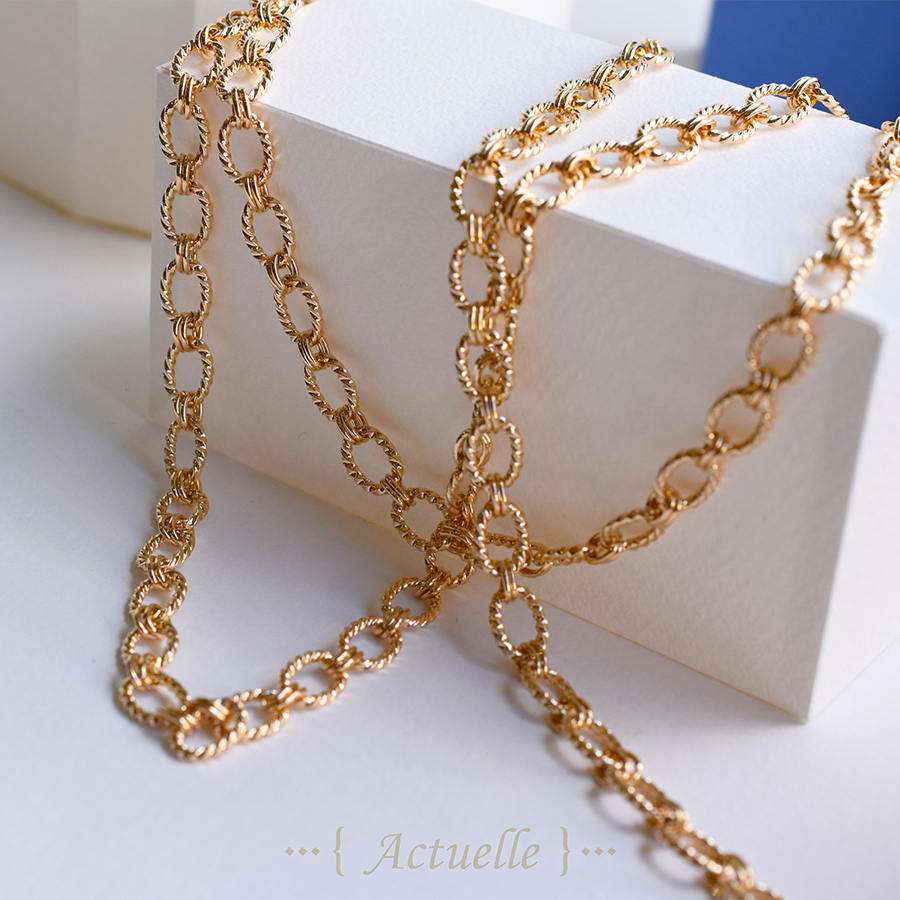 Portfolio créations Actuelle Bijoux, composants de bijoux mis en scène dans un décor en papier.