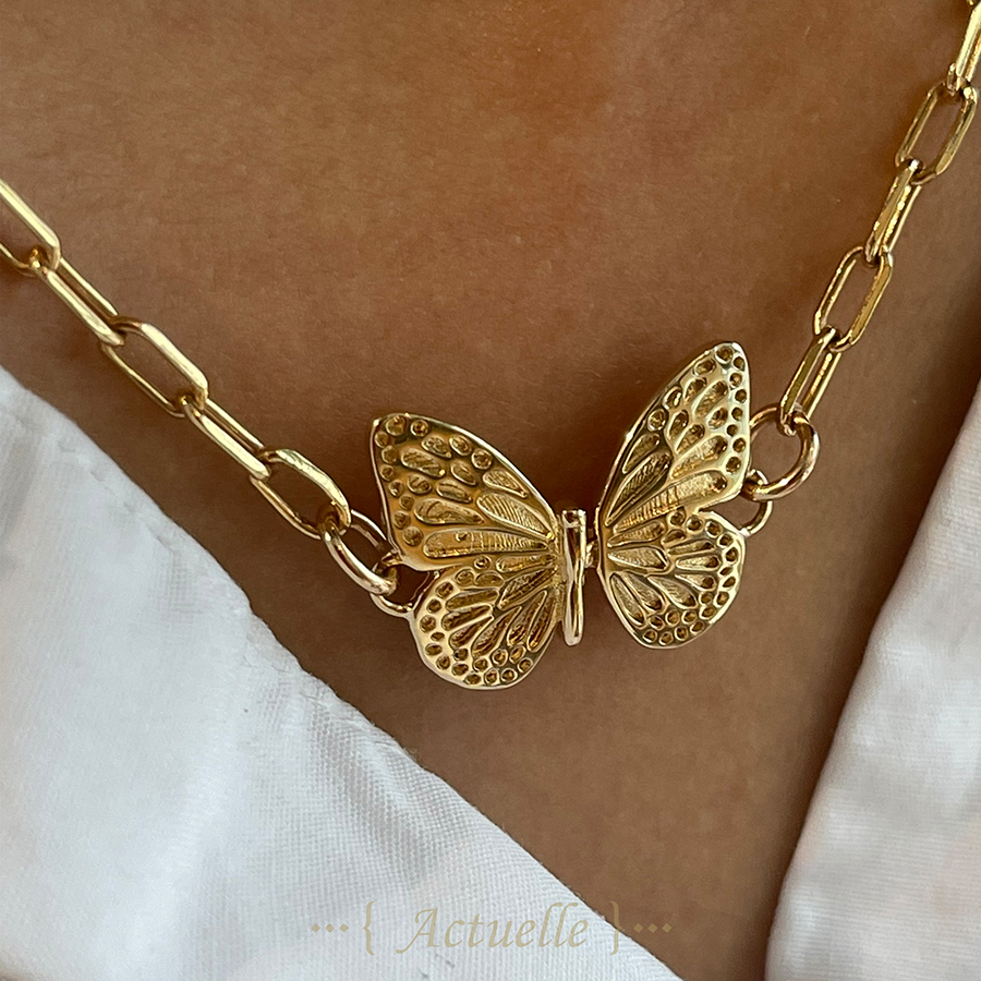 Portfolio créations Actuelle Bijoux portées, composants de bijoux mis en scène.