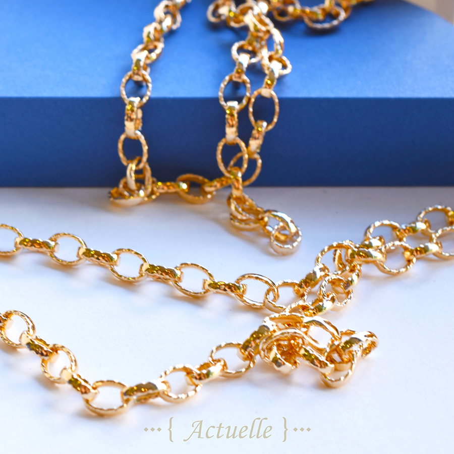 Portfolio composants Actuelle Bijoux, composants de bijoux mis en scène dans un décor en papier.